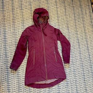 Lululemon rain jacket size 6